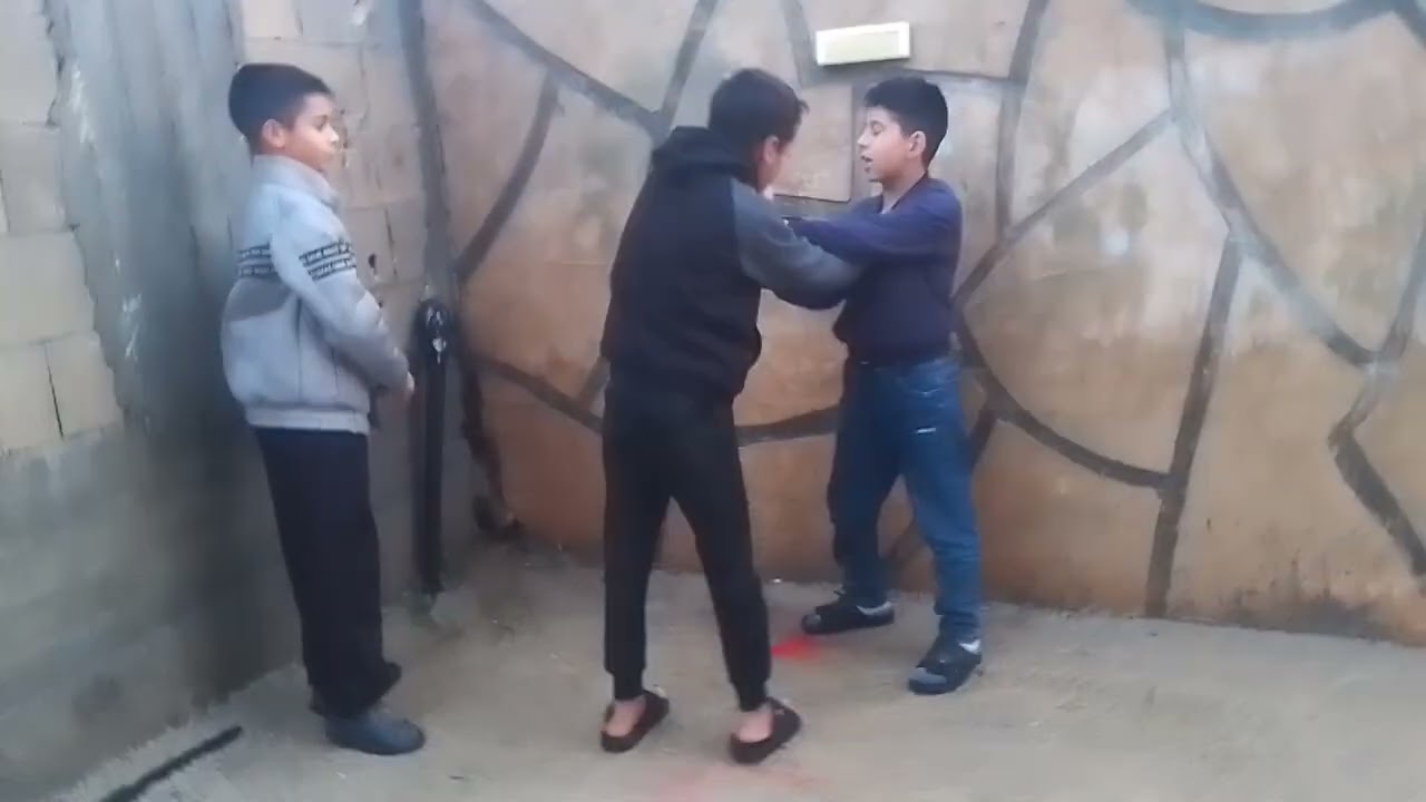 دائما نلعب انا واصحابي وننتقاتل