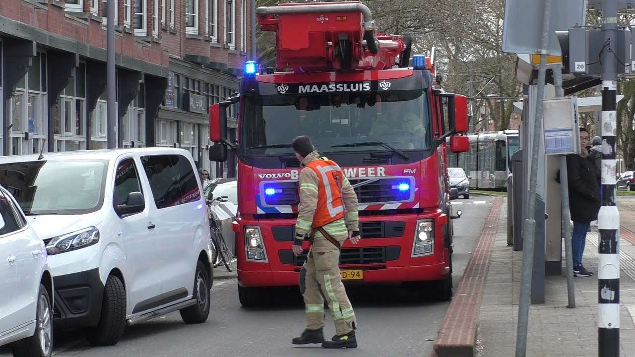 [Car blocks fire truck] Brandweer met spoed wordt gehinderd door foutparkeerder in Rotterdam