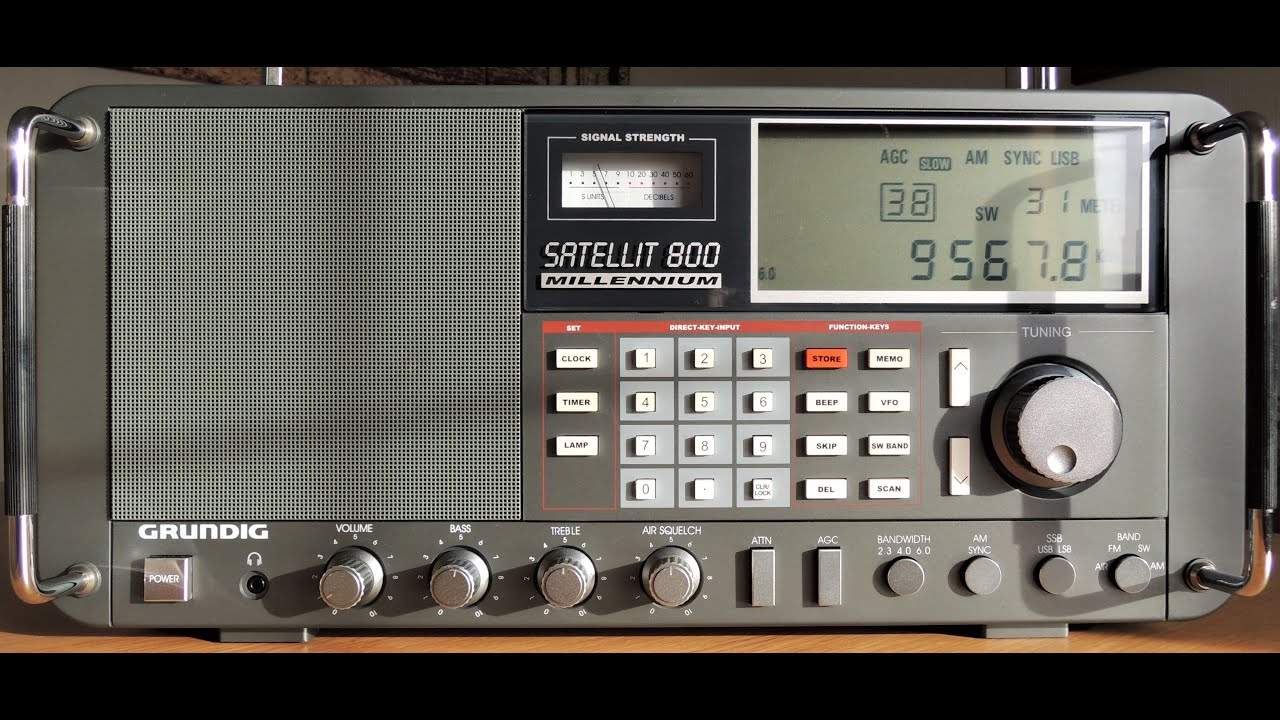 Grundig Satellit 800 Millennium World Receiver, circa 2004.