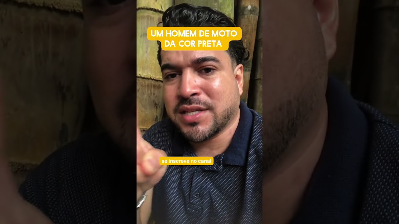 Um homem de moto da cor preta 
