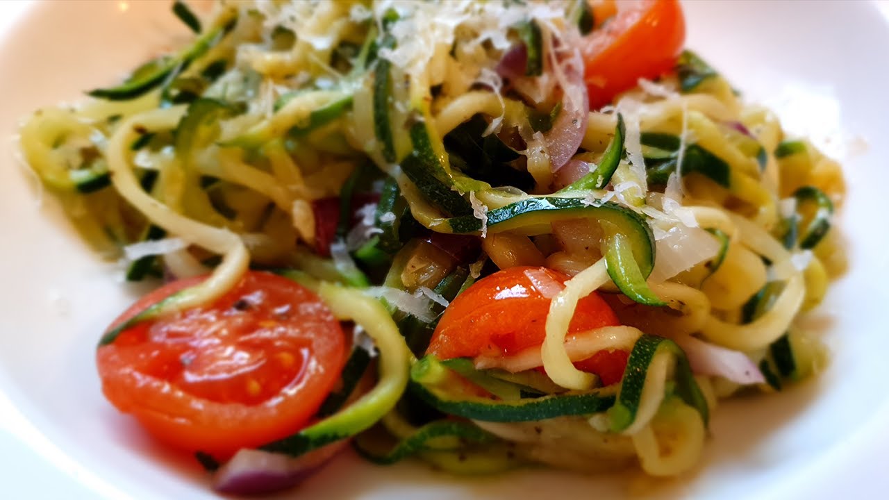 Zucchini Nudeln aglio, olio e peperoncino | Mori kocht