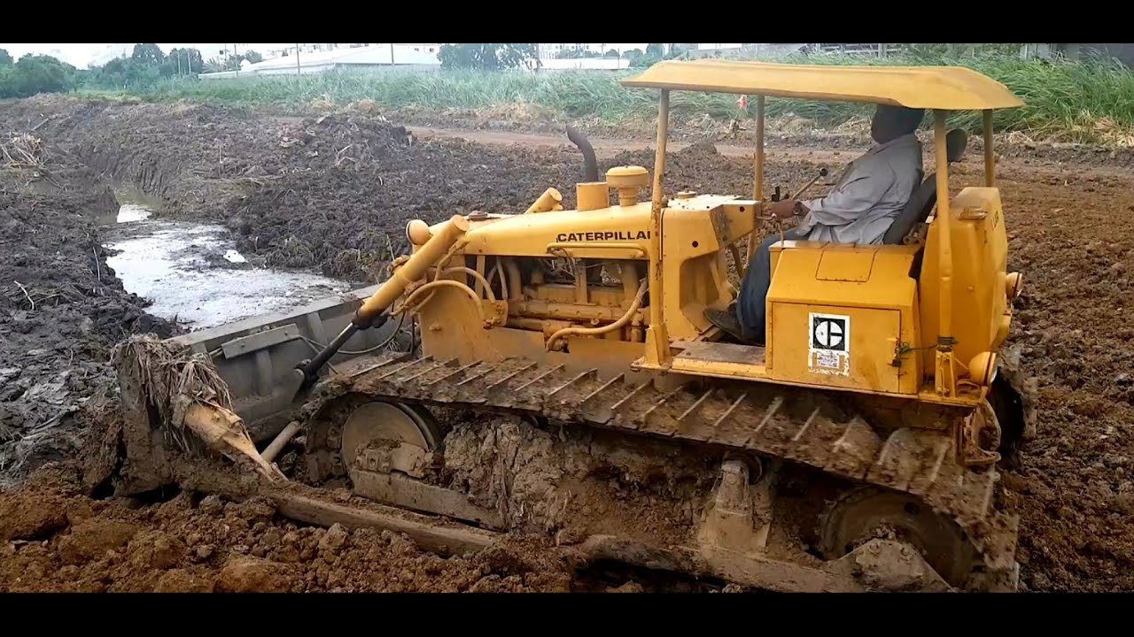เสียงอย่างโหด..! รถแทร็คเตอร์ CAT D5B ดันดินแรงจัดไม่มีโหลด พร้อมกู้ภัยรถพ่วงติดหล่ม..🤣🤣🤣