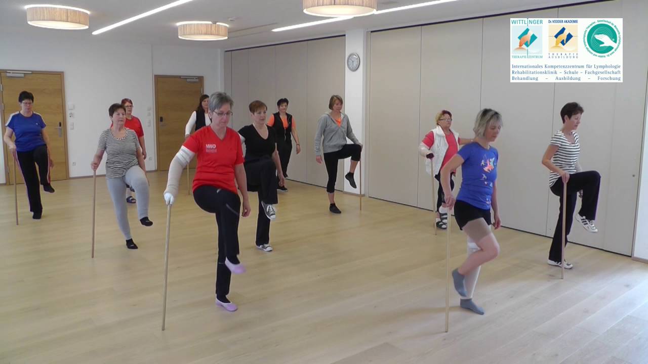 Lymphödem Gymnastik Gruppe mit Stäben