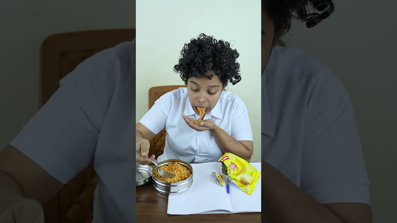 Me VS My Friend 😜 Eating lay's & Maggi | School Life #shorts #comedy #funny #friends #minkutinku