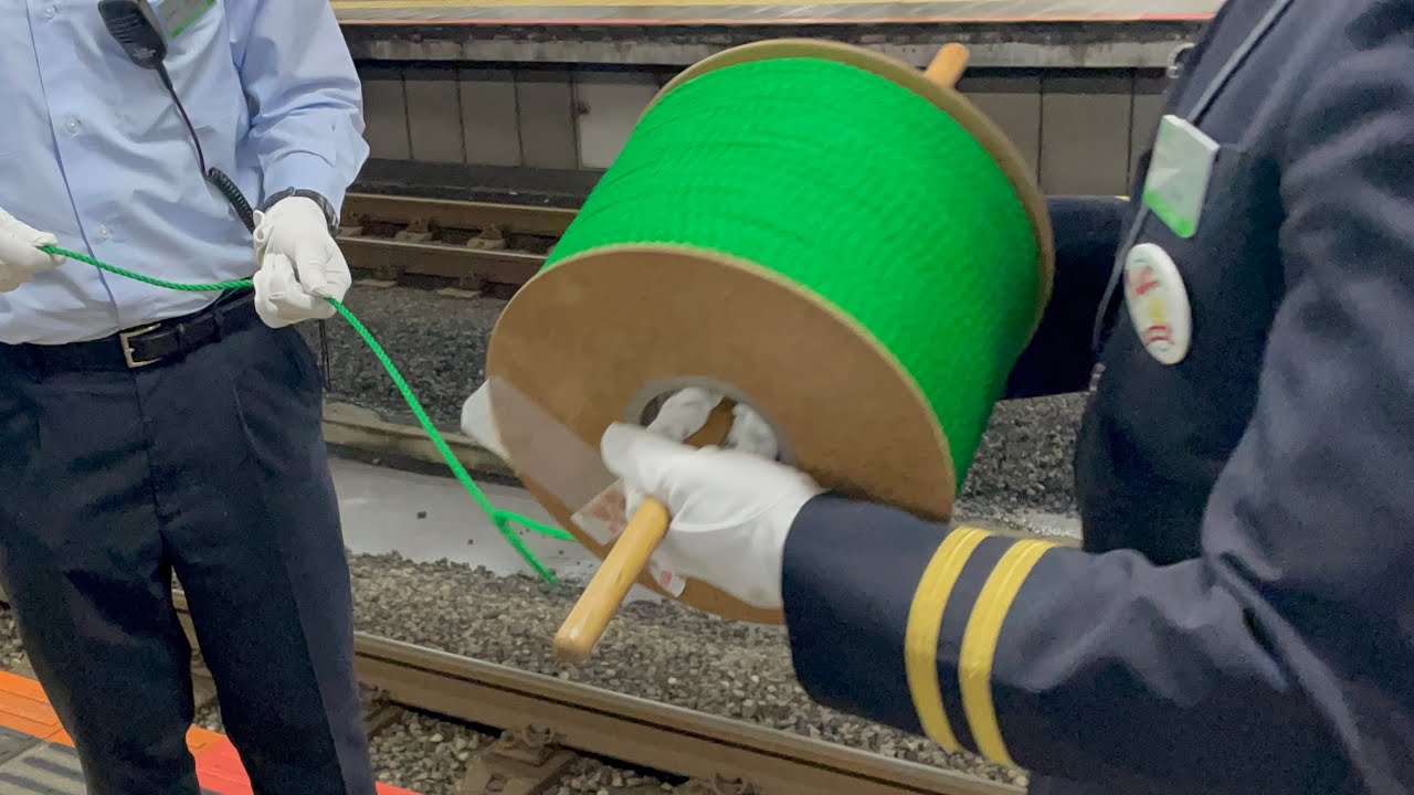 【速報】赤羽駅5番線全体にロープ配給されました！駅長さん直々に張りに行っています！！珍しいですねえ…終電が終わってるから成せる技です。（2025.5.31.21:02）