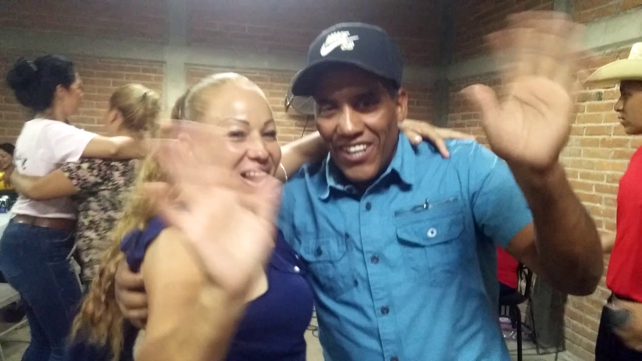 Hay unos ojos. La de chihuahua. La huaracha sabrosona. Sigue el baile.