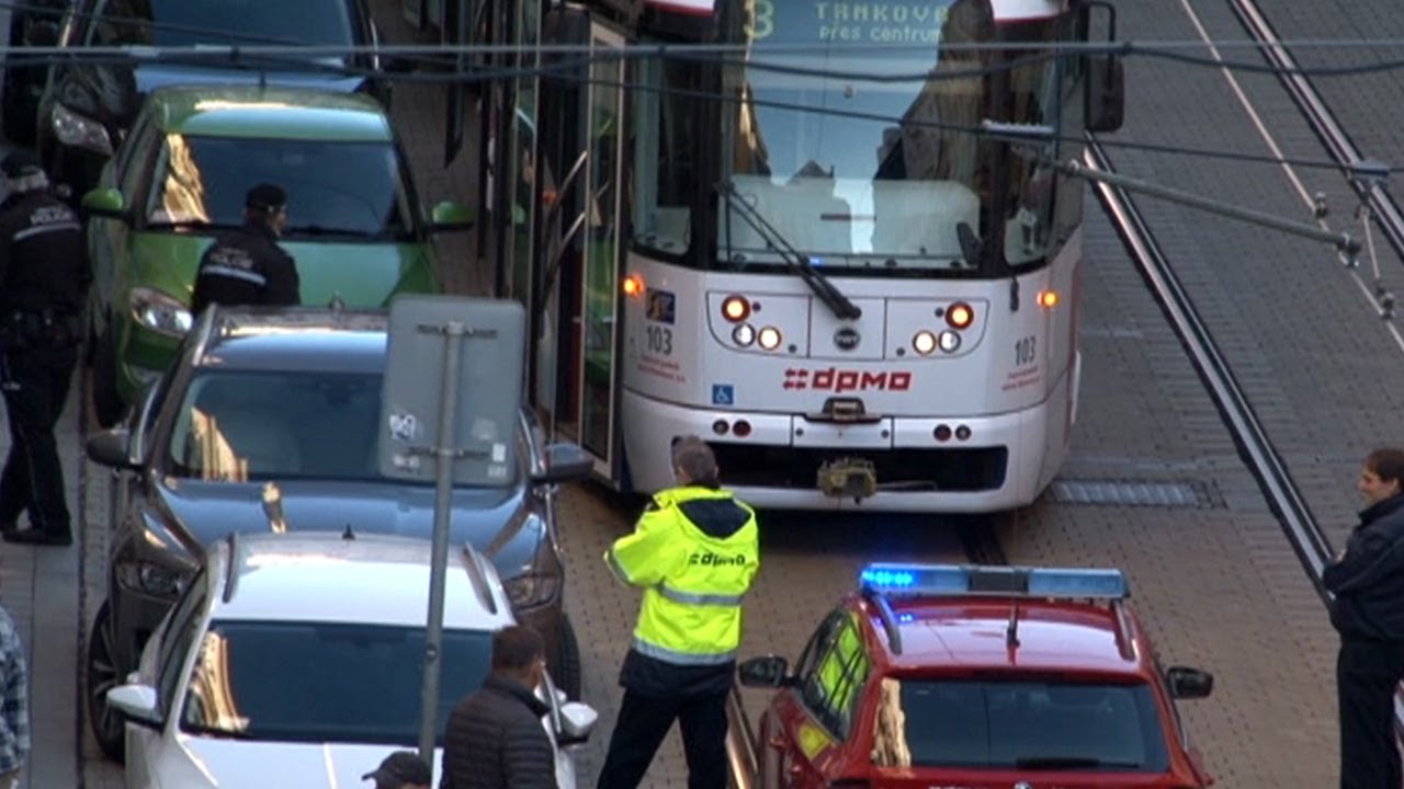 Plynulou jízdu tramvají v Olomouci komplikují bezohlední řidiči