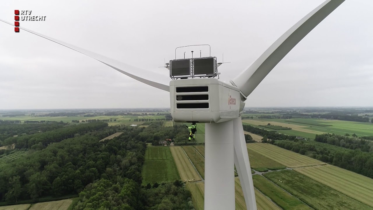 Monteurs abseilen van windmolen Vianen als oefening voor noodsituatie [RTV Utrecht]