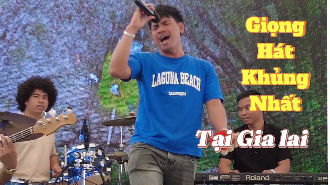 Siu David đại diện team RUPtv h&aacute;t tặng mọi người trong tiệc T&acirc;n gia Rup Rsiu- Cover Đ&ocirc;i Ch&acirc;n Trần