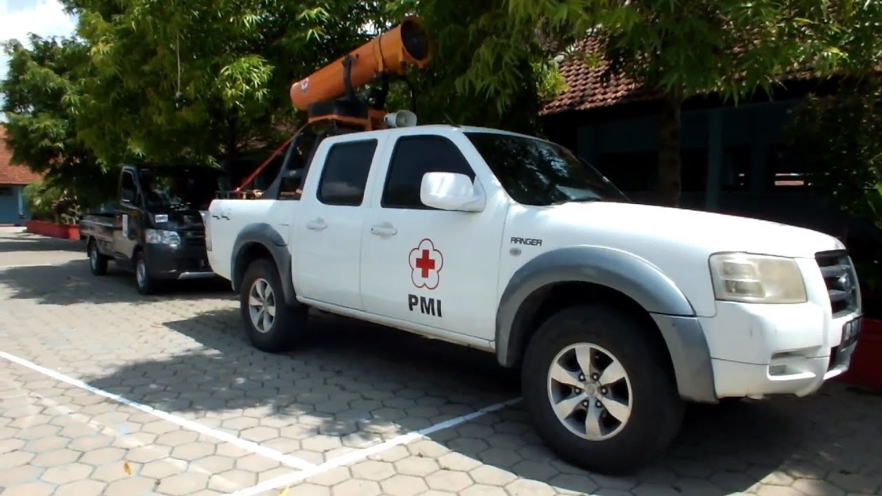Penyemprotan disinfektan di lingkungan SMP Negeri 6 Wonogiri oleh PMI Wonogiri