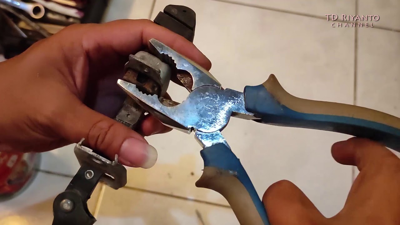 Mengatasi pintu mobil menutup sendiri