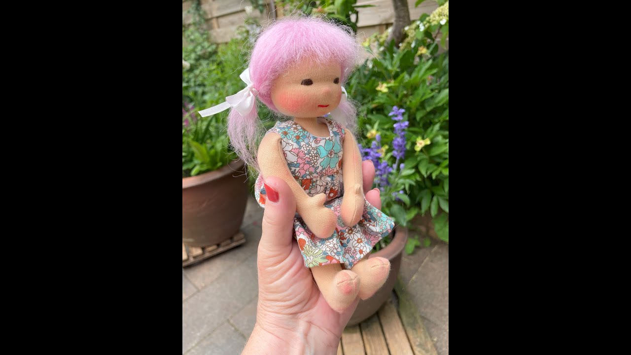 Tutorial Waldorf inspired little doll adjustable in length and with an inserted neck.