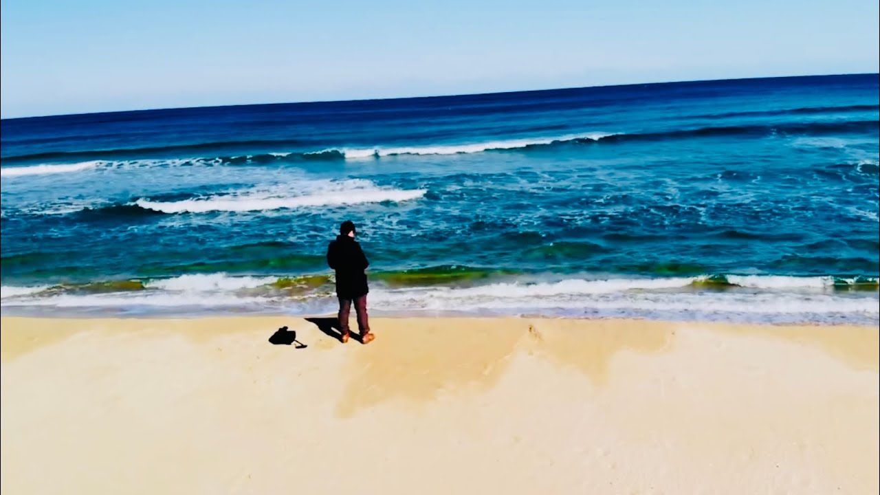 짙푸른 겨울 바다를 거닐며