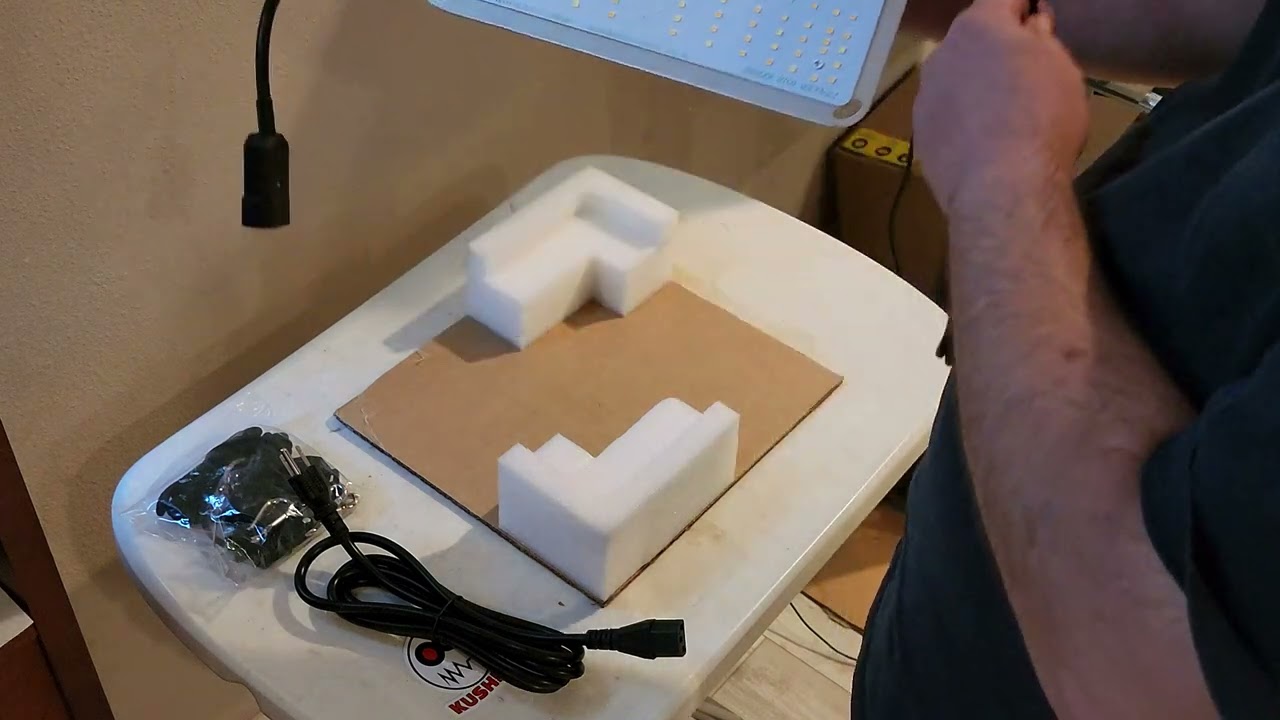 Unit Farm UF1000 led grow light with upgraded driver. Unboxing & quick on/off test. Cheap Grow Light
