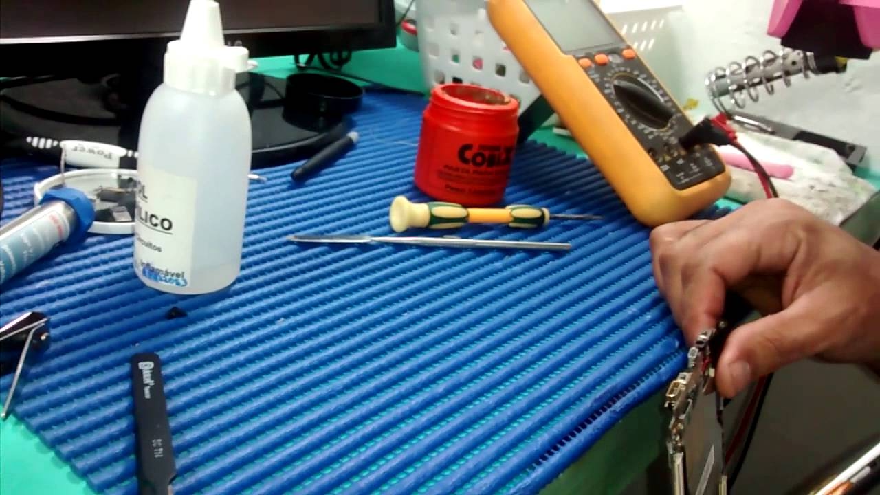 MACETE PARA SOLDAR CONECTOR DE CARGA COM O FERRO DE SOLDA, SEM LIMPAR O ENCAIXE DA PLACA.