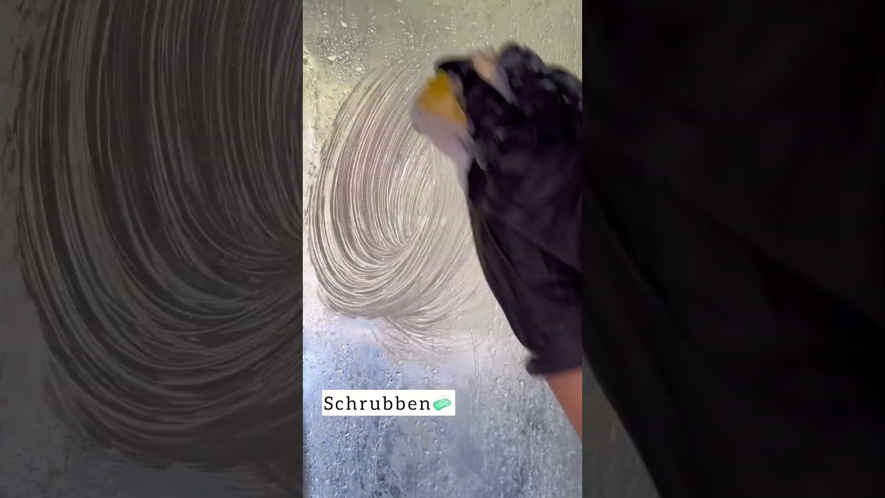 Verwandelt eure Duschtür im Handumdrehen von trüb zu kristallklar!🔐🚿#cleaninghacks #cleaningasmr