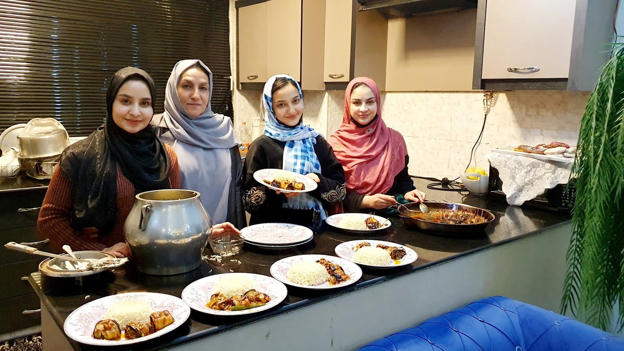 نگین و فرخنده برای همگی برنج و کوفته بادنجان پختن😋😍\ عجب شب دل انگیز❤️