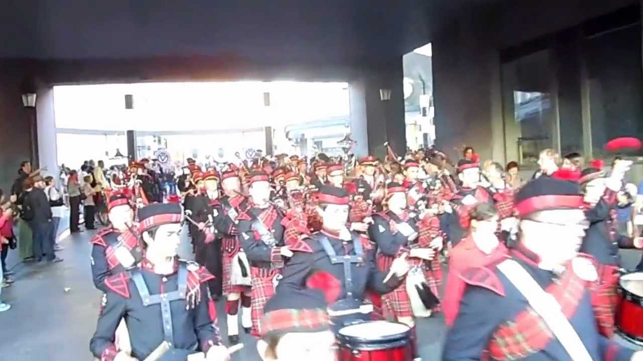 Koninklijke Harmonie Ons Verlangen uit Beverst - Taptoe Brussel - Marcheren van Centraal Station