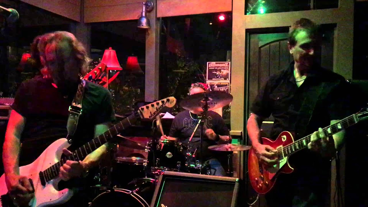 Iron Maiden guitarist Adrian Smith jamming some HENDRIX  