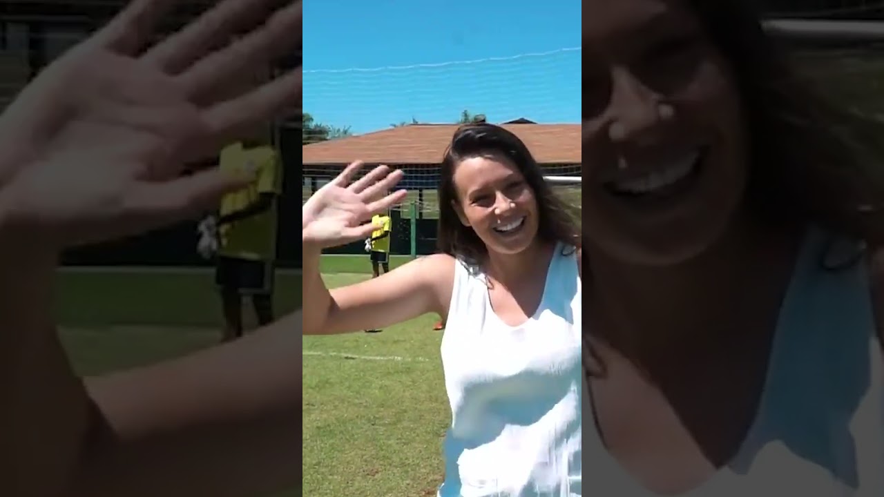 LETICIA JOGANDO DE SALTO E VESTIDO!! mesmo assim fez o gol