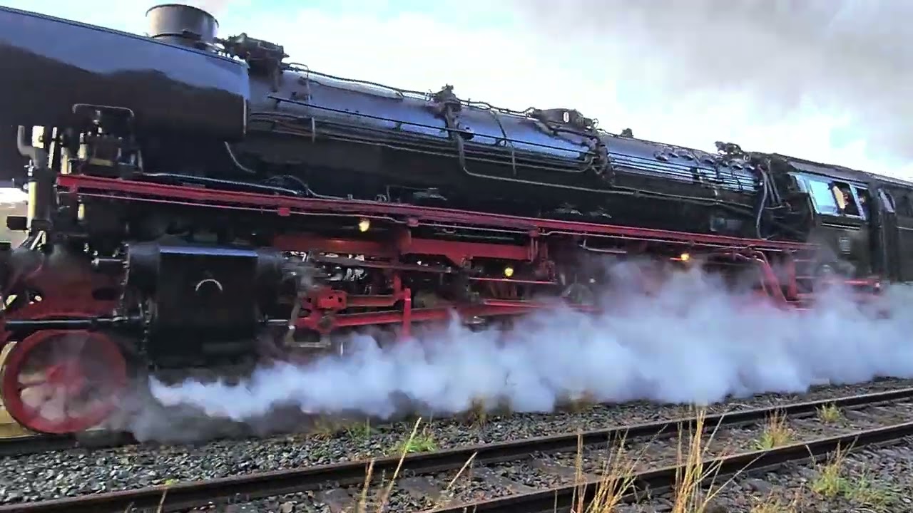 01 1104 mit SZ nach Eisenach auf der oberen Ruhrtalbahn bei Elleringhausen 18.10.2025