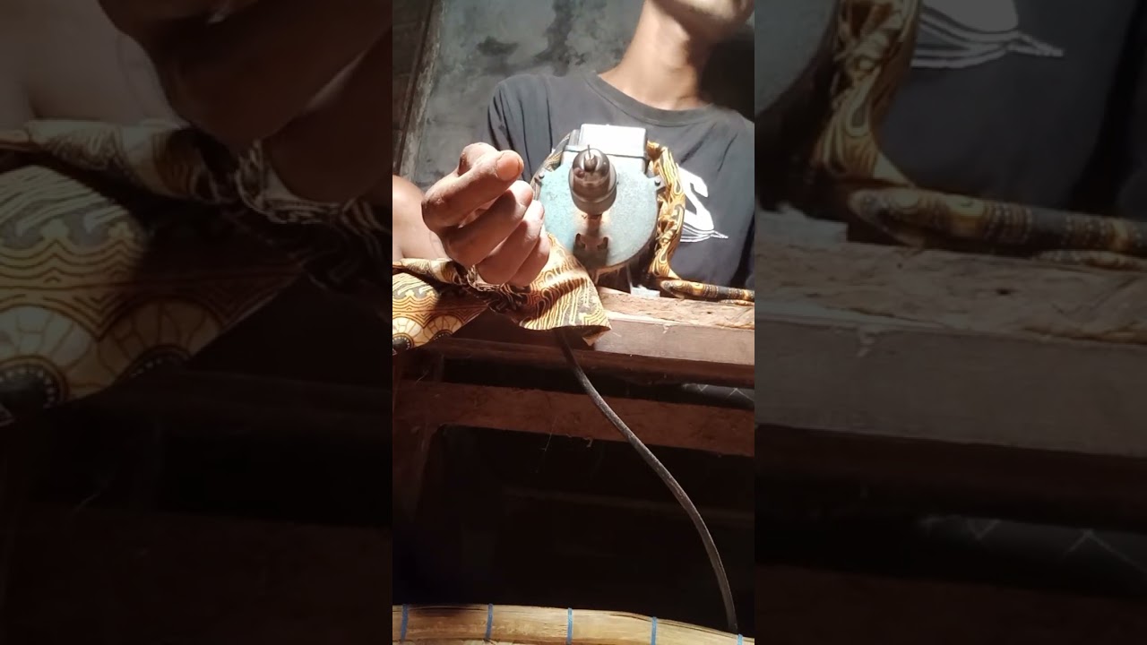 Proses melubangi buah Jenitri atau rudaksha memakai mesin sanyo