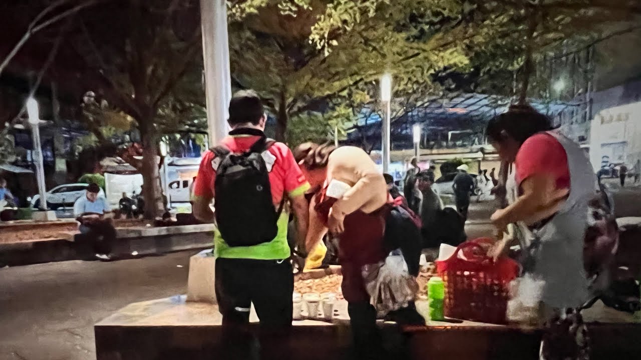 Doña Vilma bendice pan con café a la gente del parque😇🤣😂