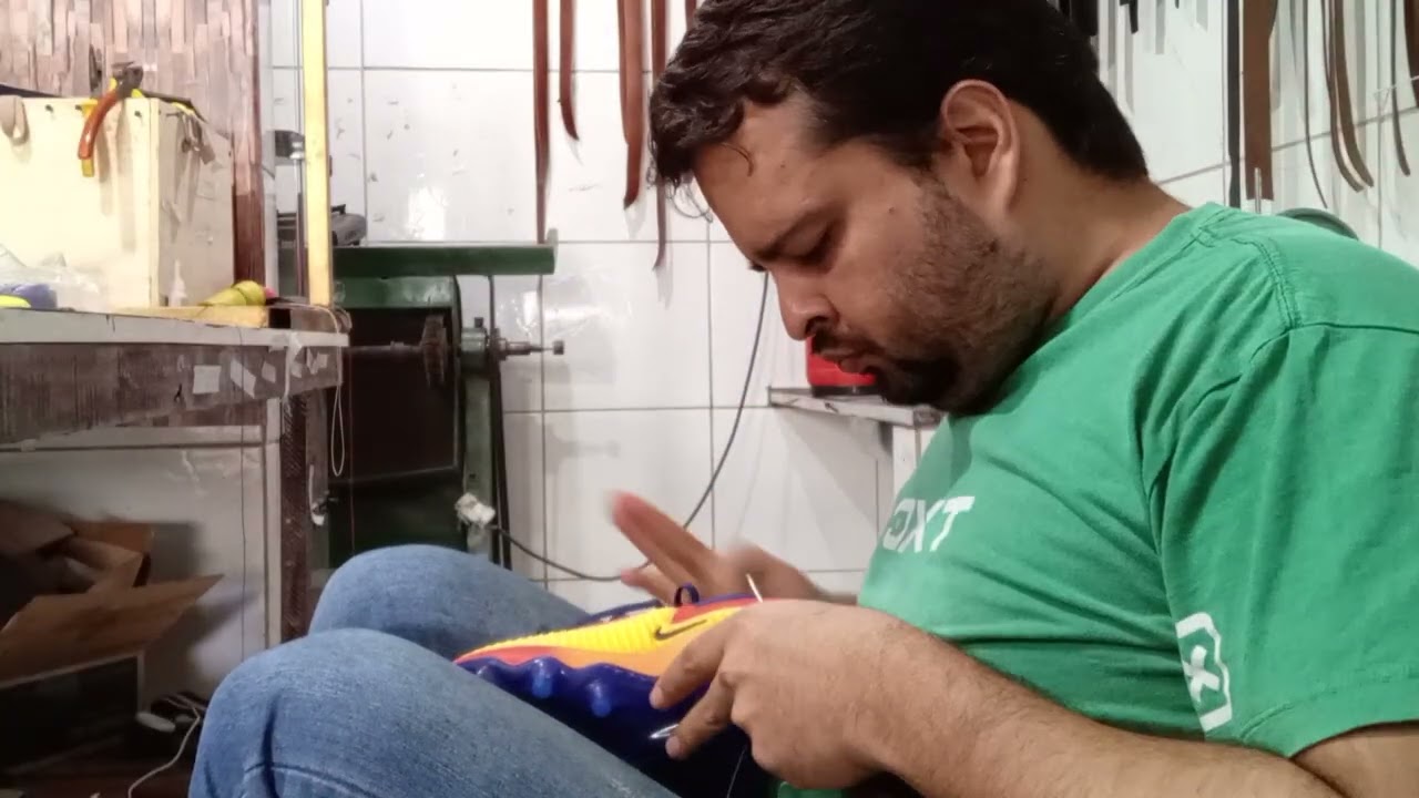 Reforçando a durabilidade com costura manual de uma chuteira 0 km!