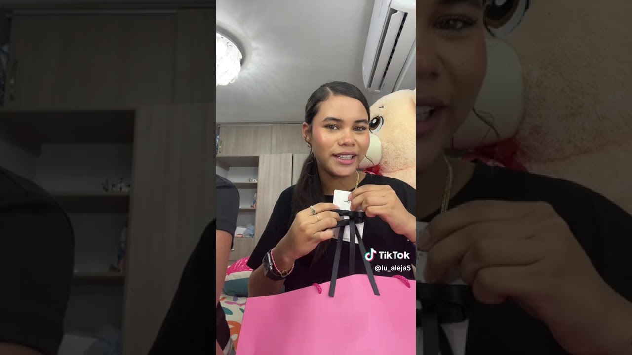 Estás haciendo unboxing que le regalaron no sé si es de maquillaje o cosas así 