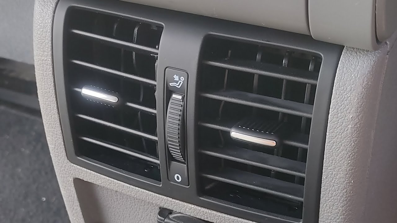 Demontaż kratki nawiewu VW Caddy mk3