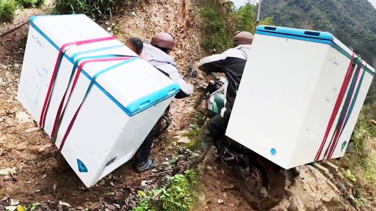 Good deeds are rewarded! A man on a motorcycle helped a woman transport a huge refrigerator