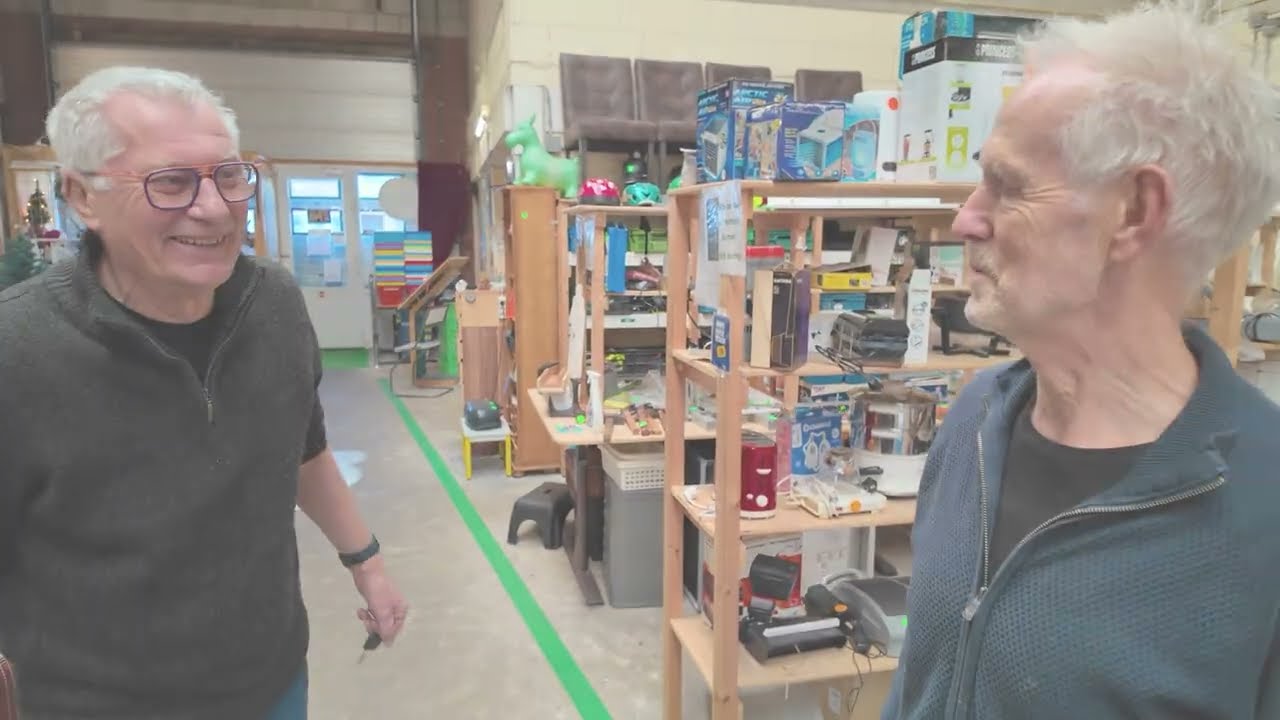 Onze vrijwilligers Fred & Jan stylen de banken en fauteuils weer tot 2 gezellige zitjes!