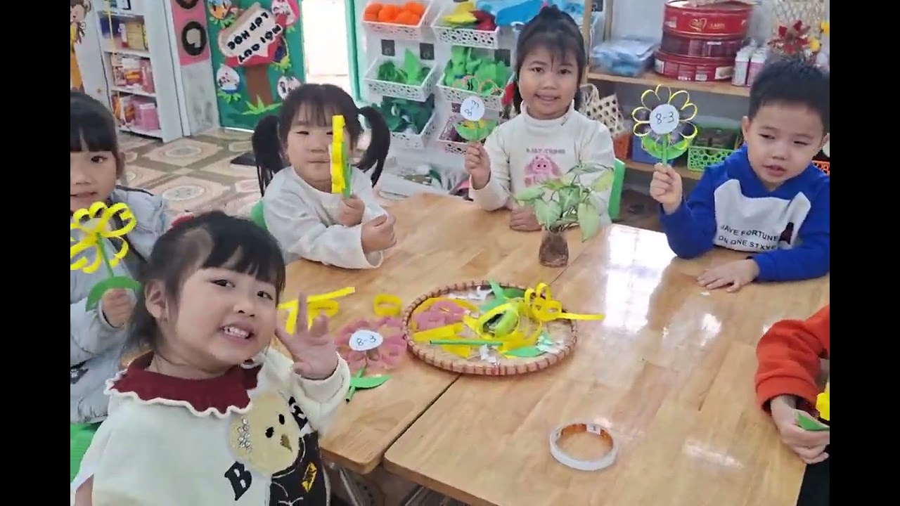 Thiết kế bông hoa tặng bà, tặng mẹ nhân ngày QTPN 8/3. Lớp C4- trường MN Giao Tân