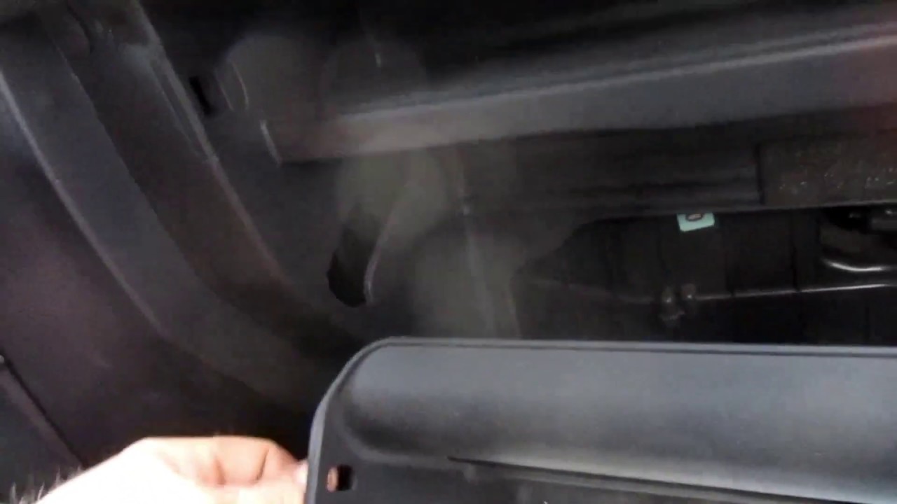 How to Replacement pollen cabin air filter Kia Sorento 2007-2009