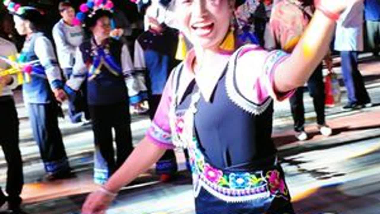 楚雄牟定左脚舞之夜...牟定“村D”左脚舞大赛... 从即日起，每晚20：00至21：30，牟定化湖广场，邀你来我们牟定做客，一起来跳我们彝族左脚舞...高原山区的乡村生活#牟定“村D” #左脚...