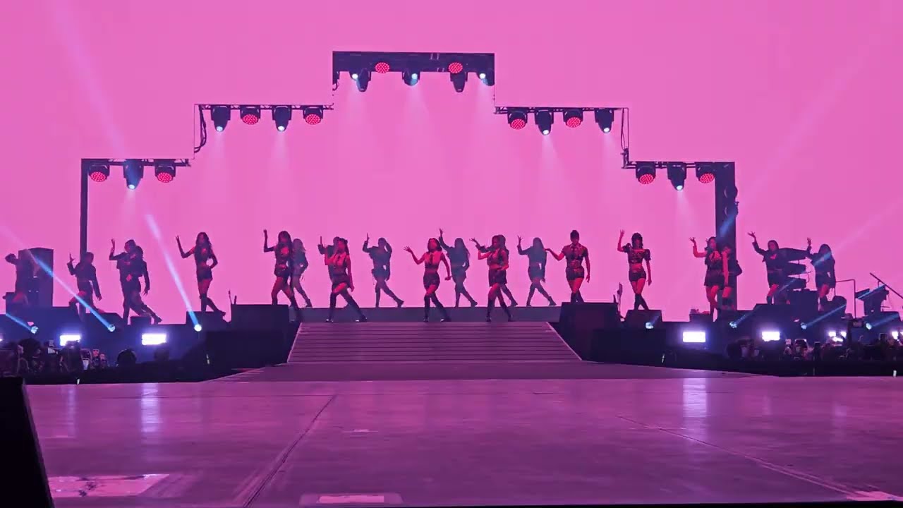 (4K) TWICE - Set Me Free (Ready To Be Tour Paris)