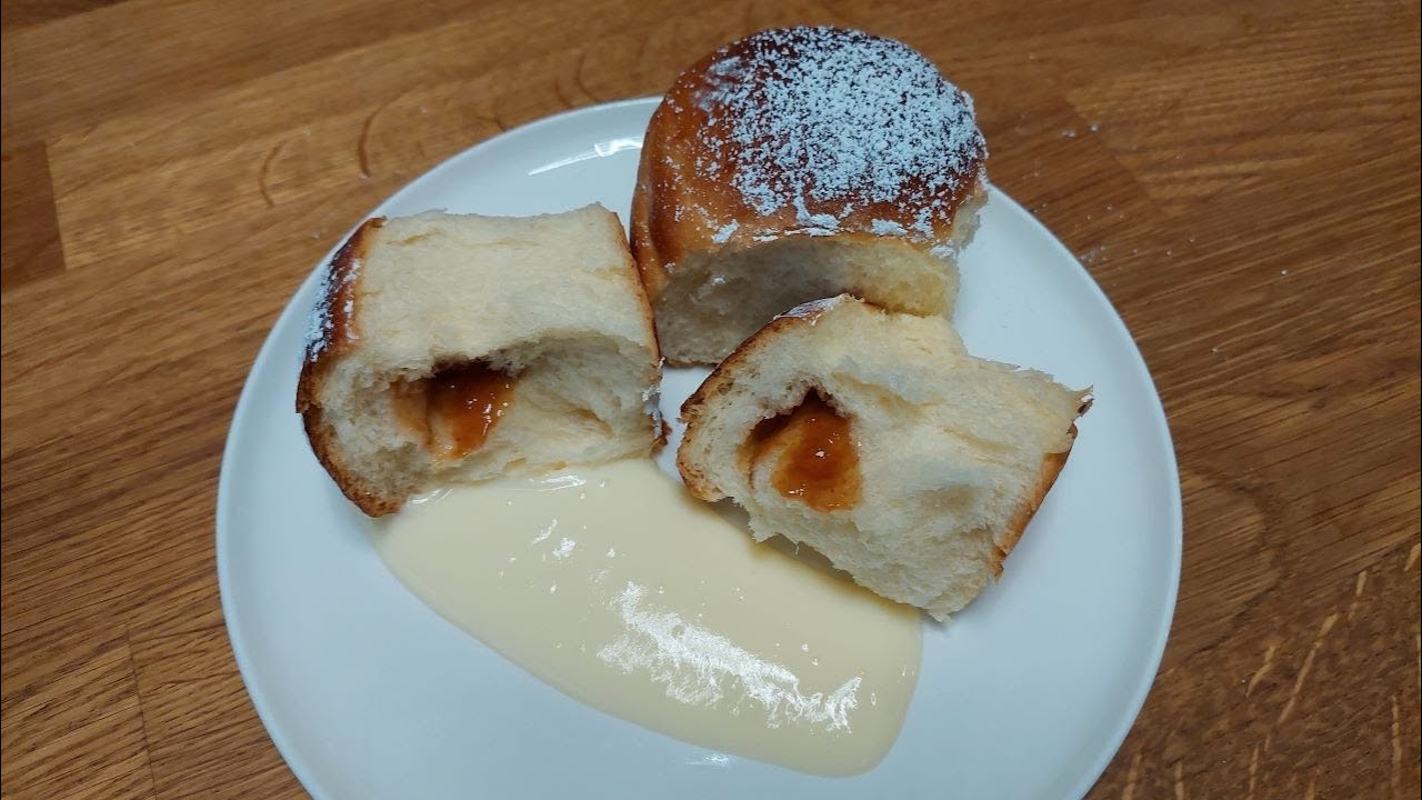 Buchteln mit Pflaumenmus und Vanillesoße / Buchteln with plum jam and vanilla sauce