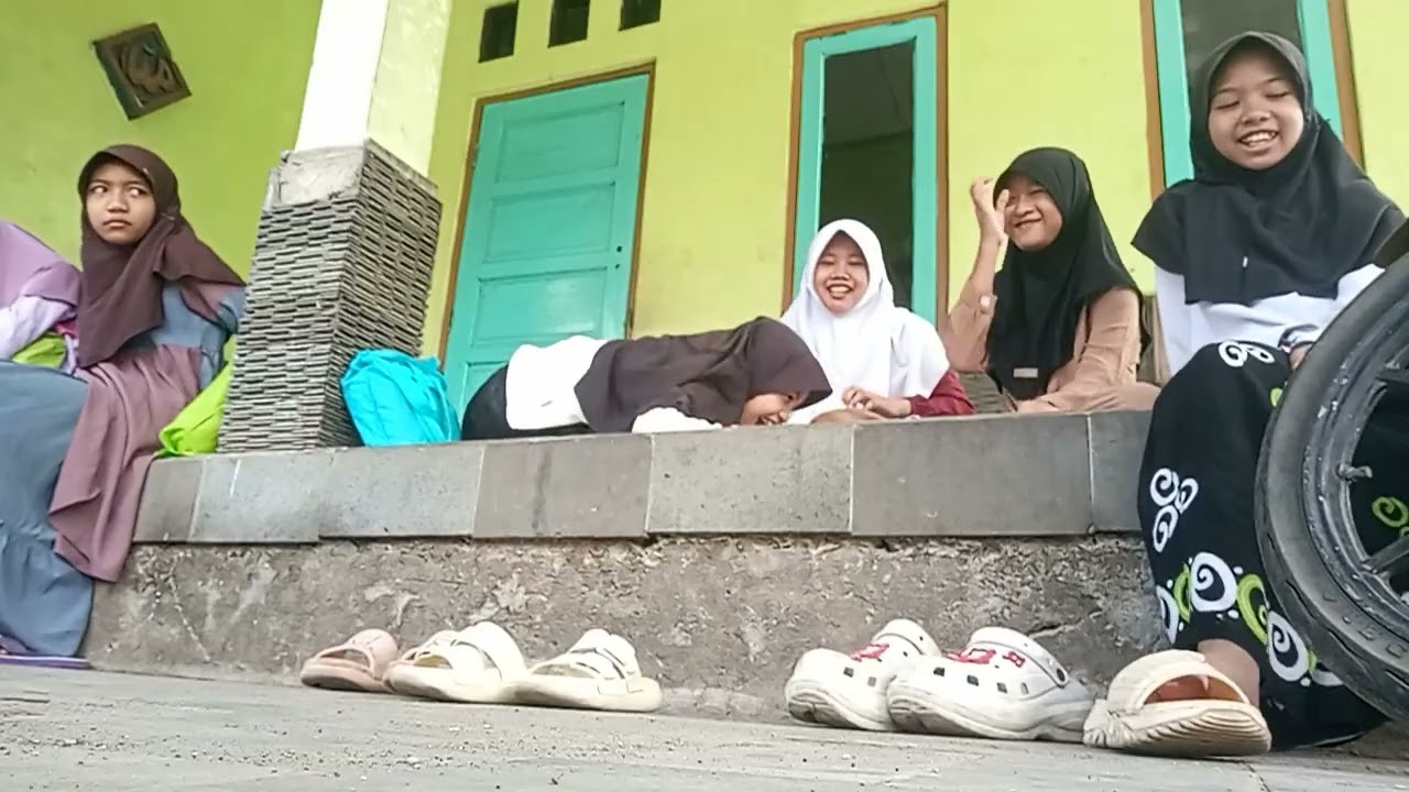 Hai guyssss maaf jarang upload yahh (kita lagi pesantren kilat)  Subscribe DAN LIKE GUYSSS PLISS
