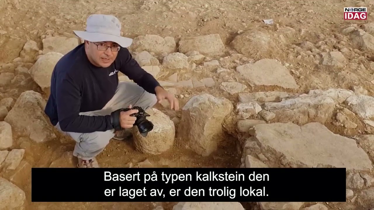 Arkeologisk utgraving avdekker kapit&eacute;ler med menoraer