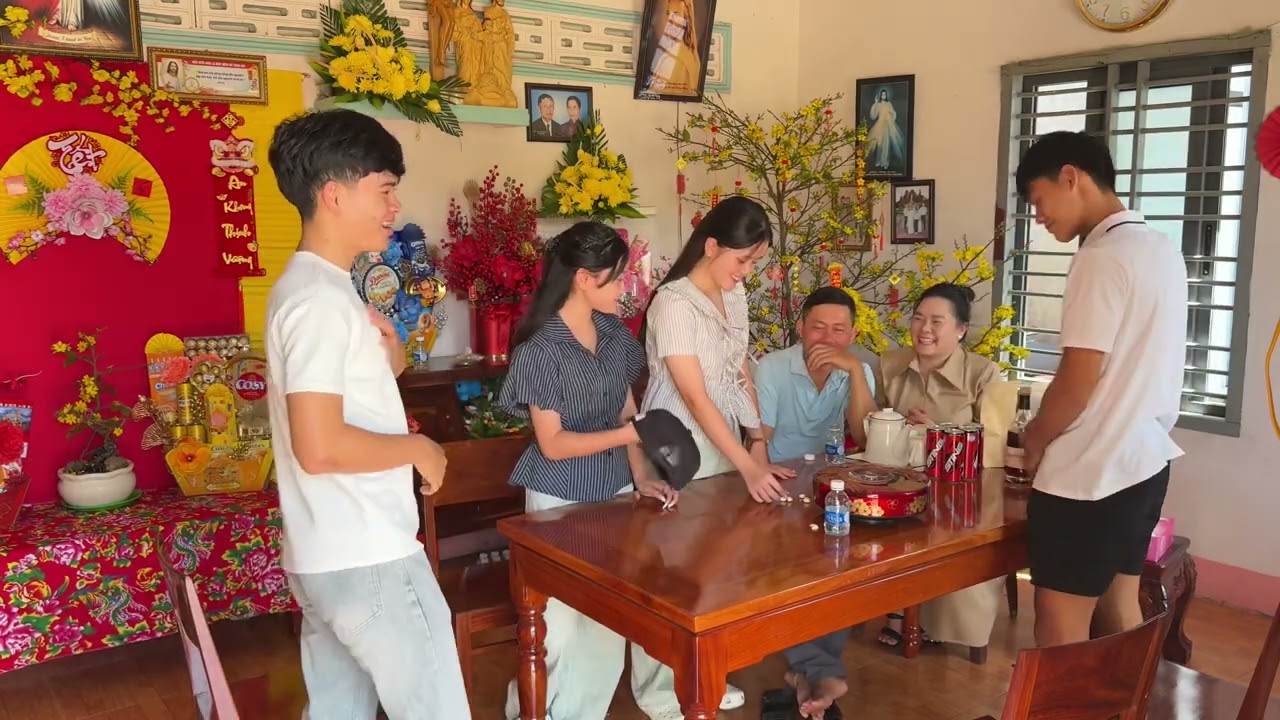 Các con chúc Tết cho Cha Nhất Mẹ Mai