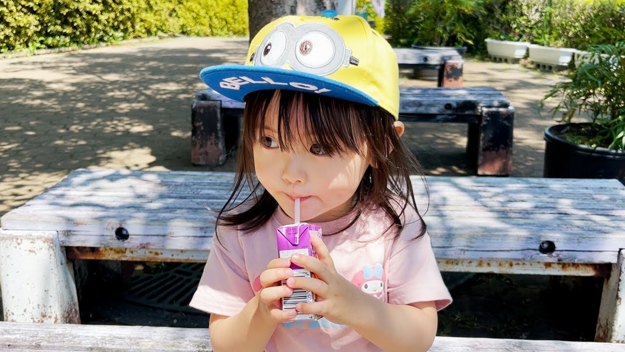 アンパンマンジュースを飲んでついつい踊っちゃう3歳娘