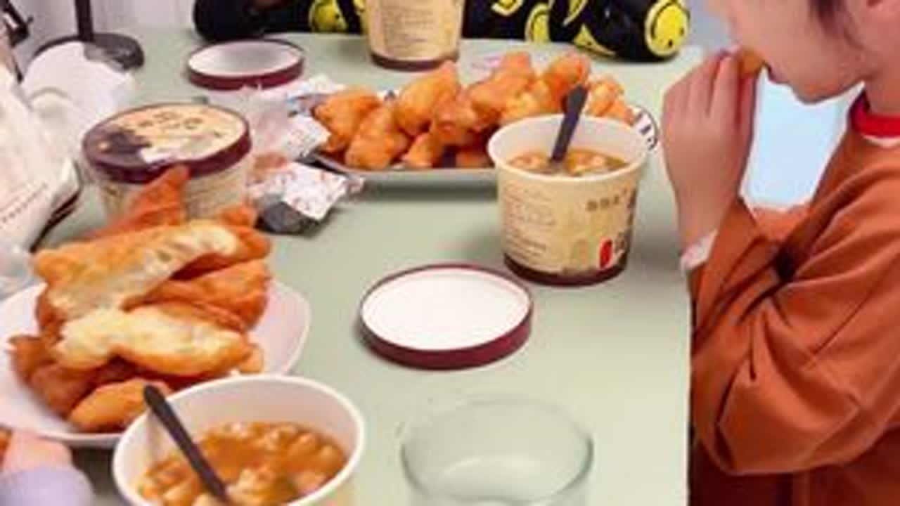 今天孩子们都在家，早上做了油条胡辣汤，炸了满满一大锅，孩子们都吃了好多#在家做美食 #记录真实生活 #油条