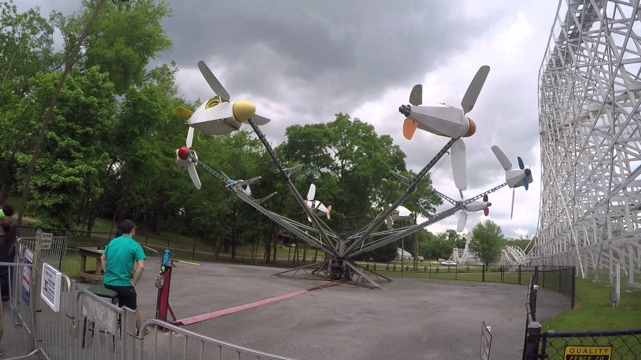 Я на крайне редком плоском аттракционе Fly-o-Planes на озере Винни (5 мая 2016 г.)