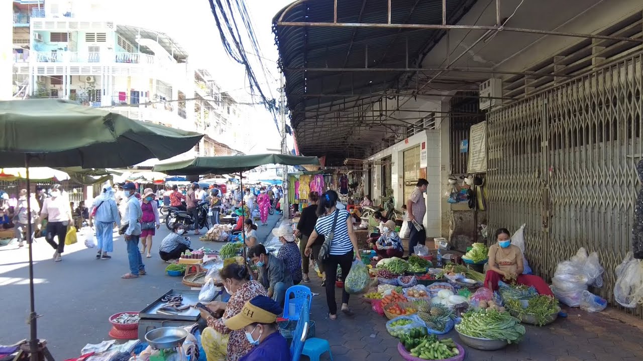 The busy street market walking tour around