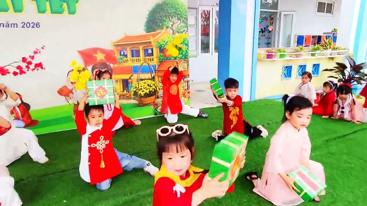 Tiết mục nhảy: Bánh chưng xanh - Các bé khối 3 - 4 và 5 tuổi khu Hòa Bình 