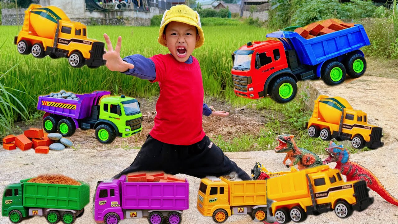 Em tu bi siêu phẩm máy xúc biết nói đang múc cát đi giải cứu xe công nông, ô tô mắc kẹt dưới hố 
