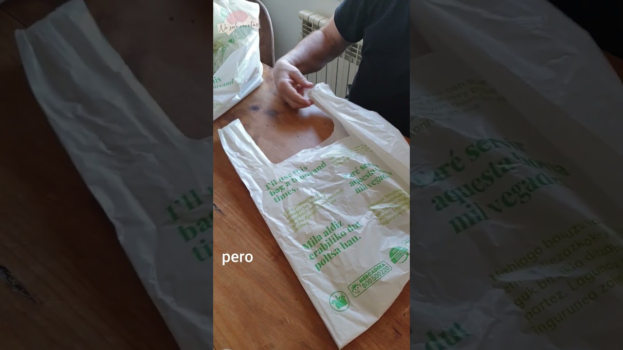 Doblar bolsas de pl&aacute;stico como un experto en organizaci&oacute;n 🔄📦 #trucoshogar #organizacion #doblarbolsa