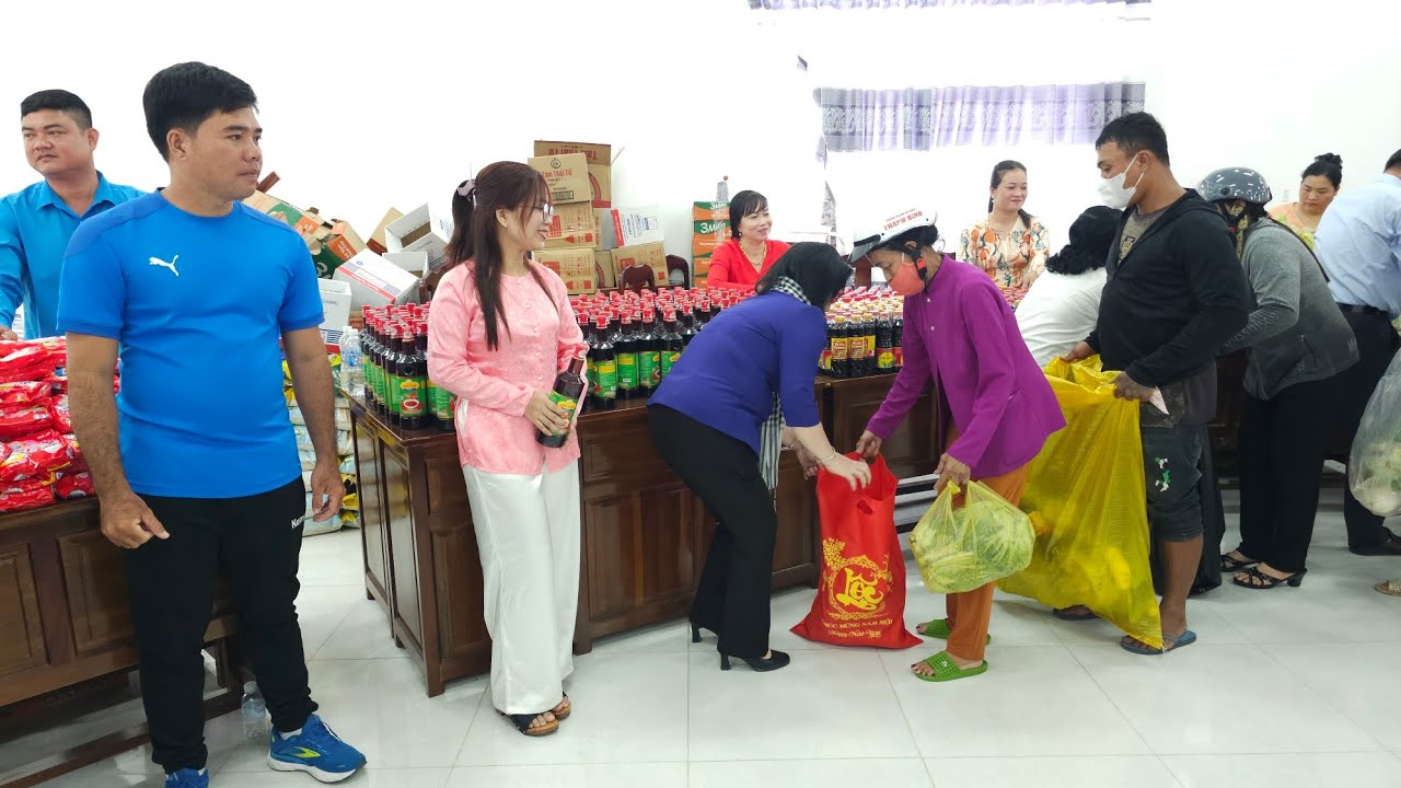 Gđ Cô Thanh tặng 100 phần quà tết cho bà con xã Thạnh Hưng [14 tháng 2, 2026]