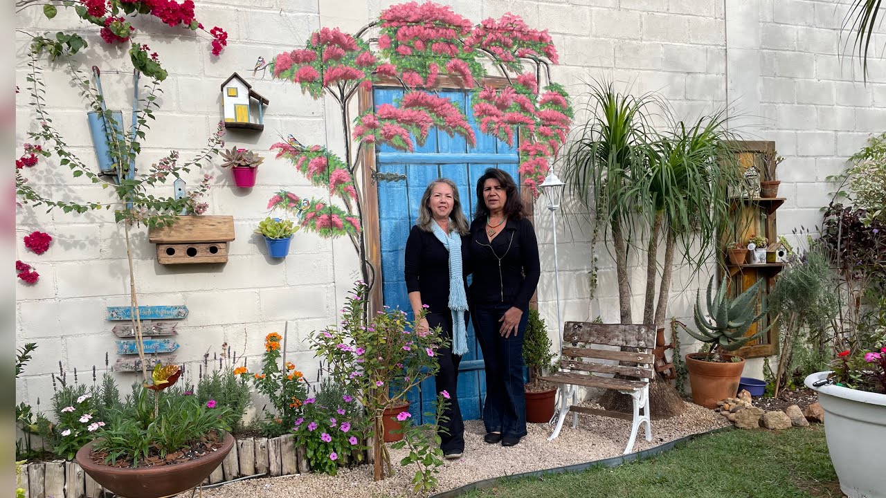 Pintamos uma porta com flores incrível no muro!!!