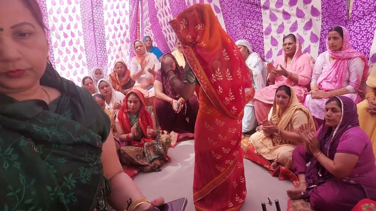 डांस देख  लो भाण का 💃 Bhajan With Lyrics🥰@apniharyanvidesibaat